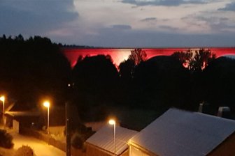 Autobahn-Brücke im Vogtland leuchtet plötzlich auf: „Ich dachte, ich falle vom Glauben ab“ - So nahe kommen einige Weißensander Wohnhäuser der A 72-Brücke im Vogtland. Wer Mittwochabend vor die Haustüre oder auf die Terrasse trat, traute seinen Augen nicht.