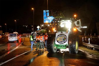 Autobahnauffahrten zur A72 und A4 in Sachsen wieder frei - Blockade beendet - Auch die Autobahnauffahrt Chemnitz - Mitte war zu. Landwirte wollten am Donnerstagmorgen ihrem Protest gegen Kürzungspläne der Regierung erneut Gehör verschaffen.