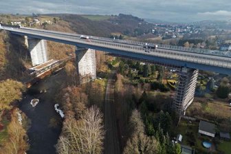 Autobahnbrücke in Wilkau-Haßlau: Korrosionsschutz sorgt für Tempo 100 - Die fast 700 Meter lange Autobahnbrücke in Wilkau-Haßlau wurde aufwendig eingerüstet.