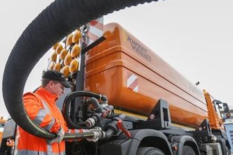 Autobahnmeisterei testet neue Technik - Bei der Autobahnmeisterei in Röhrsdorf ist derzeit in einem Pilotprojekt ein Spezial-Fahrzeug im Einsatz. Es hat einen auswechselbaren 15.000-Liter-Tank für Flüssigkeiten. Mirko Roscher zeigt, wie der Schlauch zum Befüllen des Tanks mit Salzsole angebracht wird.