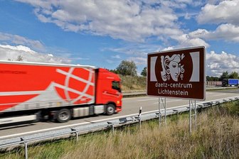 Autobahnschilder: Wann kommt Ersatz für das Daetz-Centrum? - Das Daetz-Centrum Lichtenstein ist längst leer geräumt, trotzdem wird es nach wie vor an der A4 zwischen Glauchau Ost und Hohenstein-Ernstthal beworben. Und das wird wohl noch länger so bleiben. 