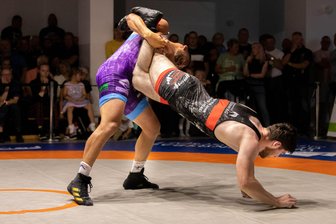 Autobahnstau wird Lugauer Ringern im Regionalliga-Derby zum Verhängnis - In der Gewichtsklasse bis 98 Kilogramm musste sich der Lugauer Yasin Salamov (l.) gegen Seyed Reza Hosseinian aus Aue mit 0:10 geschlagen geben.