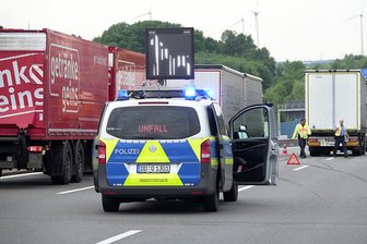 Autobahnunfall zwischen Pkw und Lkw: Behinderungen auf A 72 -