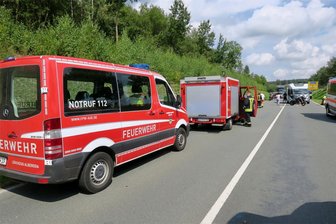 Autobahnzubringer Aue nach schwerem Unfall stundenlang voll gesperrt – Rettungshubschrauber im Einsatz - Blick auf die Unfallstelle auf dem Autobahnzubringer Aue: Zwei Fahrzeuge sind hier am Donnerstag kollidiert.