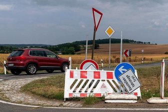 Autobahnzubringer bei Rochlitz bis Jahresende dicht - Die Schilder stehen schon parat, wie hier an der Zufahrt zum Rochlitzer Berg. Ab Montag wird die B 175 zur Mega-Baustelle. Bis Ende des Jahres wird die Trasse westlich von Rochlitz sowie in der Stadt selbst saniert. 