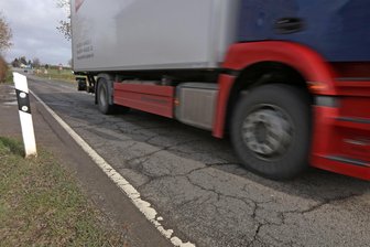 Autobahnzubringer bei Zwickau-Ost wird Baustelle: Das steht Autofahrern ab Sommer bevor - Die Straße zwischen Wildenfels und der Autobahn 72 soll im Sommer saniert werden.