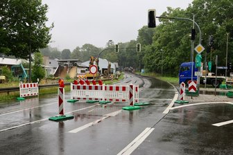 Autobahnzubringer im Erzgebirge jetzt voll gesperrt - Blick auf den gesperrten Autobahnzubringer in Zwönitz.
