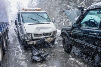 Autobahnzubringer wegen Unfall gesperrt - Drei Fahrzeuge waren in den Unfall verwickelt. 