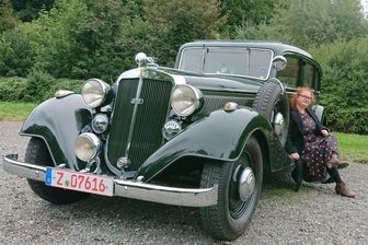 Autobauer von morgen und die Technik von gestern - Reporterin Sara Thiel war im dunkelgrünen Horch 850 BL mit auf der Schwanenklassik-Tour.