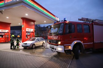 Autobrand an Tankstelle - 