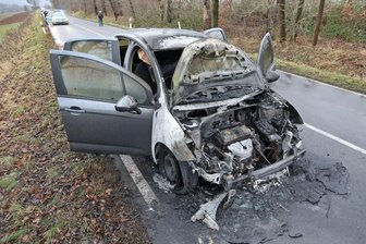 Autobrand bei Mülsen sorgt für Straßensperrung - Nach dem Löschen des Brandes war der Citroën nur noch Schrott. Verletzt wurde zum Glück niemand.
