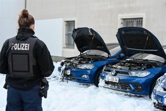 Autobrand in Döbeln: Zwei Fahrzeuge eines Pflegedienstes völlig zerstört - In der Nacht zum Samstag haben drei Autos in Döbeln gebrannt. Die Polizei ermittelt zur Brandursache.