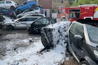 Autoentsorgungsbetrieb in Reichenbach: Pkw fängt in der Schrottpresse Feuer - Die Freiwillige Feuerwehr rückte mit Löschschaum an.