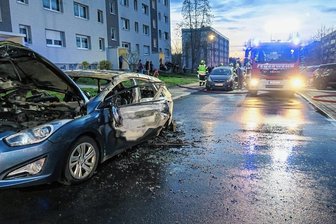 Autoexplosion: Auer Gericht verurteilt 63-jährigen Mann - Das brennende Auto löschte die Feuerwehr. Foto: Niko Mutschmann