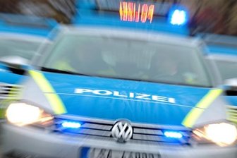 Autofahrer attackieren Radfahrer: 34-Jähriger mit Flaschen beworfen -