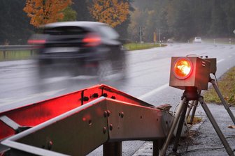 Autofahrer auf A 4 bei Chemnitz 104 Km/h zu schnell: Dieses Bußgeld droht ihm nun - Am Dienstag überprüfte die Polizei das Tempo von über 3500 Fahrzeugen.