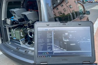 Autofahrer, aufgepasst: Auerbach testet neue Blitzer - Wer in den vergangenen Tagen auf der Kaiserstraße an diesem Blitzer zu schnell vorbeigefahren ist, muss nichts befürchten: Das Fahrzeug war für einen Test in Auerbach im Einsatz. Die Stadtverwaltung sondiert den Markt.Foto: David Rötzschke
