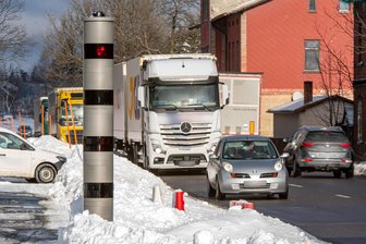 Autofahrer aufgepasst: Dieser Blitzer im Erzgebirge macht im Schnitt unglaubliche 60 Fotos pro Tag - Der stationäre Blitzer an der Bundesstraße 174 in Reitzenhain hat im vergangenen Jahr mehr als 21.300-mal ausgelöst.
