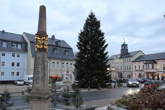 Autofahrer aufgepasst: Dieser Ort im Erzgebirge bekommt am Donnerstag seinen Weihnachtsbaum - Am Donnerstag kommt der neue Weihnachtsbaum für den Markt. Dieser Baum wurde 2022 aufgestellt.