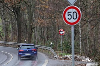 Autofahrer aufgepasst: Hier gilt bald Tempo 70 - Die zwei Verkehrszeichen signalisieren, dass eine Höchstgeschwindigkeit von 70 bzw. km/h zulässig ist.