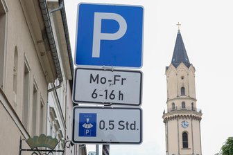 Autofahrer aufgepasst: Neue Parkregelung in Markneukirchen in Kraft - Auf der linken Seite des Unteren Markts in Markneukirchen gilt eine Halbstunden-Regel.