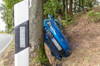 Autofahrer bei Unfall in Erlbach-Kirchberg verletzt - Der Wagen landete bei Erlbach-Kirchberg gekippt an einem Baum.