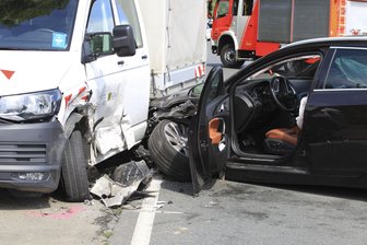 Autofahrer bei Unfall in Plauen schwer verletzt - Ein Auto kollidierte am Dienstagnachmittag auf der B 173 in Plauen mit einem Kleintransporter