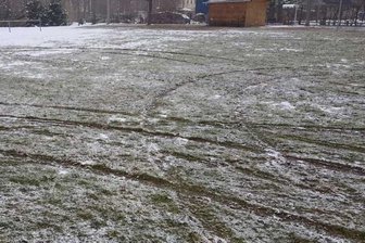 Autofahrer beschädigt Gahlenzer Sportplatz - Auf dem Sportplatz des Oederaner Ortsteils Gahlenz hat ein Autofahrer Schäden hinterlassen.