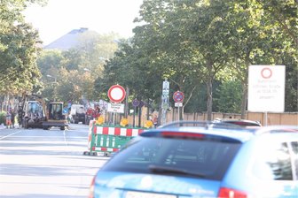 Autofahrer brauchen starke Nerven: Die nächste wichtige Straße in Plauen ist voll gesperrt - Seit Dienstagfrüh ist neben vielen anderen Straßen auch noch ein wichtiges Teilstück der Jößnitzer - zwischen Chamisso- und Goethestraße gesperrt.