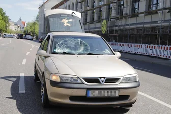 Autofahrer erfasst Fußgänger -