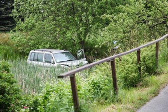 Autofahrer ertrinkt in Dorftümpel -