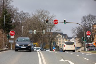 Autofahrer-Frust und Gutachter-Kritik: Warum Plauen eine Blitzerampel umbauen musste - Die Ampelkreuzung Chamisso-/Reißiger Straße mit Rotlichtblitzer nach dem Umbau: Die Linksabbiegerampel wurde jetzt am linken Fahrbahnrand installiert.