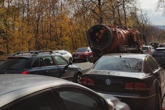Autofahrer genervt: Lange Staus wegen Baustelle am Plauener Lessing-Gymnasium - Alles rollte durchs Nadelöhr: der Verkehr staute sich vor allem am Nachmittag von der Kreuzung Chamisso-/Reißger Straße bis weit hinter nach Preißelpöhl.