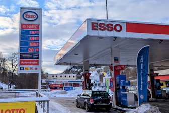 Autofahrer im Erzgebirge reiben sich die Augen – Lohnt sich das Tanken in Tschechien wieder? - Diese Preise galten am Montag gegen 9.30 Uhr an dieser Tankstelle in Annaberg-Buchholz.