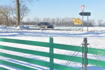 Autofahrer in Freiberg und Mittelsachsen kämpfen gegen Schneechaos: Mehr Schneezäune gefordert - Schneefangzäune stehen an der B 173 zwischen Oberschöna und Memmendorf, beispielsweise am Abzweig Kirchberg (Foto).