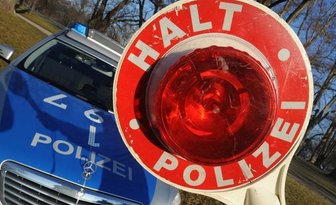 Autofahrer in gestohlenem Mercedes fährt auf Polizisten zu -
