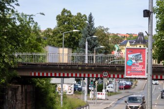 Autofahrer in Plauen rätseln über kleine schwarze Boxen an Laternenmasten: Was hat es damit auf sich? - Die Boxen (rechts oben) sind vielerorts in Plauen zu sehen - etwa an der Böhler Straße.