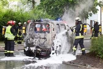 Autofahrer in Plauen rettet sich aus brennendem Mercedes -