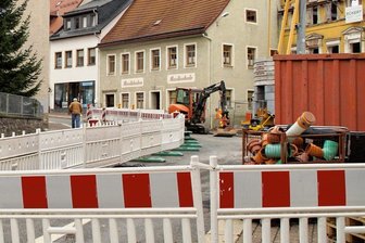 Autofahrer in Zschopau genervt: Straßenbaustelle teilt die Stadt - Noch sind der Verkehrsknoten am Stadtcafé und die Lange Straße dicht.