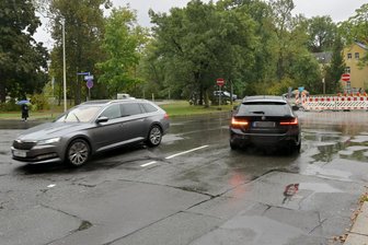 Autofahrer in Zwickau wundern sich: Warum ist die Verbindung zur B 173 dicht? - Es geht nur nach links: Die Einmündung der Stiftstraße auf die Reichenbacher Straße ist gesperrt.