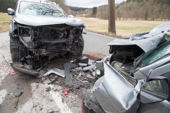 Autofahrer kommt bei Unfall in Dorfchemnitz ums Leben - Der Suzukifahrer (88) erlag im Krankenhaus seinen Verletzungen.