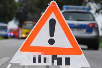 Autofahrer kommt in Adorf ins Rutschen und reißt Straßenlampe um - Der Schaden bei einem Unfall in Adorf war vergleichsweise groß.