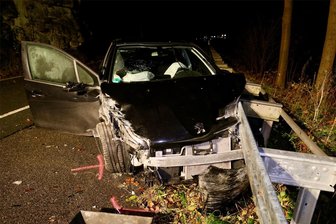 Autofahrer kracht bei Schönheide in Felsen und Leitplanke - Ein Peugeot-Fahrer kam auf der B 283 von der Fahrbahn ab.