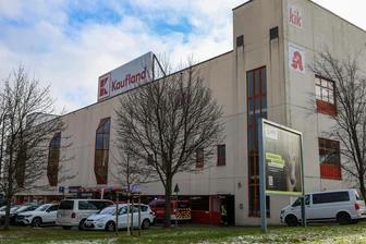 Autofahrer löst Alarm im Kaufland im Erzgebirge aus - Kurz vor 12 Uhr wurden die Feuerwehren am Montag zum Kaufland in Aue gerufen.