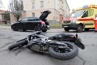 Autofahrer missachtet Vorfahrt: Kollision mit Motorrad -