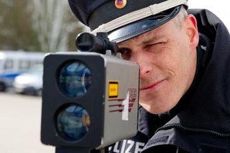 Autofahrer mit Tempo 196 bei erlaubten 60 km/h auf A4 geblitzt - 
