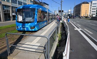 Autofahrer müssen Spur abgeben - Außenstelle der Zenti an der Bahnhofstraße: Links der Behelfsbahnsteig der Straßenbahn, rechts die neue Ersatz-Haltestelle für Busse.