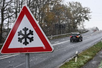 Autofahrer prallt in Weischlitz mit seinem Ford gegen Baum - Im Vogtland sorgt winterliches Wetter vermehrt für Unfälle.