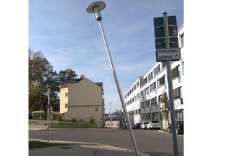 Autofahrer rammt Laterne und flüchtet - 