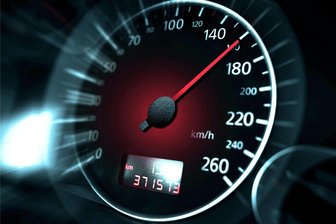 Autofahrer rast mit Tempo 160 durch Zwickauer Innenstadt – so fällt die Strafe aus - Mit Tempo 160 durch Zwickau – was wahnwitzig klingt, hat sich im August 2023 tatsächlich ereignet.